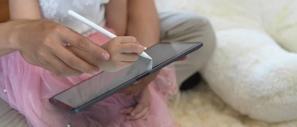 Vue Rapprochée Père Enseignant Fille Pratique Écriture Sur Tablette Numérique — Photo