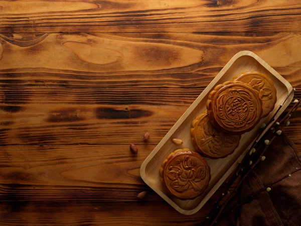 Mondkuchen Von Oben Auf Holztablett Und Kopierraum Auf Rustikalem Tisch — Stockfoto