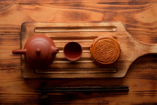 Bovenaanzicht Van Traditionele Maancake Theeset Houten Plank Chinees Karakter Maan — Stockfoto