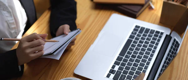 Vista Lateral Mujer Negocios Tomando Nota Mientras Trabaja Con Ordenador — Foto de Stock