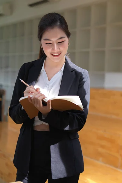 Portret Bizneswoman Piszącej Kalendarzu Stojącej Biurze — Zdjęcie stockowe