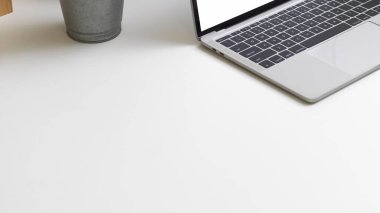 Kopya alanı olan beyaz masa görüntüsü ve ofis odasında dizüstü bilgisayar. 