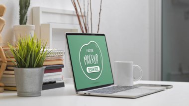 Çalışma odasındaki dizüstü bilgisayar, kitap, malzeme ve dekorasyonlar ile yan görünüm 