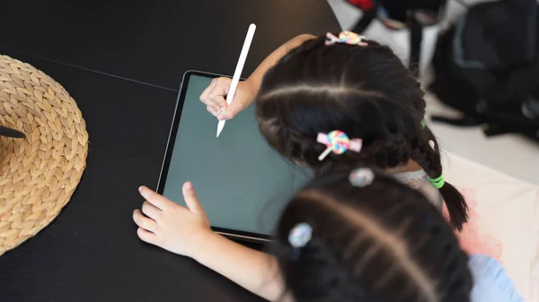 Boven Schot Van Twee Meisjes Tekenen Mock Digitale Tablet Met — Stockfoto