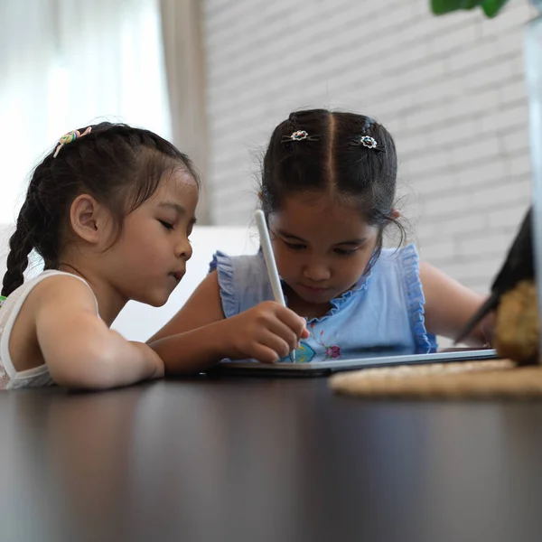 Przycięte Ujęcie Dwóch Ładnych Dziewczyn Bawiących Się Tabletem Cyfrowym Salonie — Zdjęcie stockowe