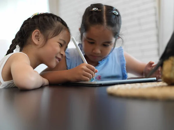 Retrato Duas Irmãs Brincando Com Tablet Digital Juntas Mesa Sala — Fotografia de Stock