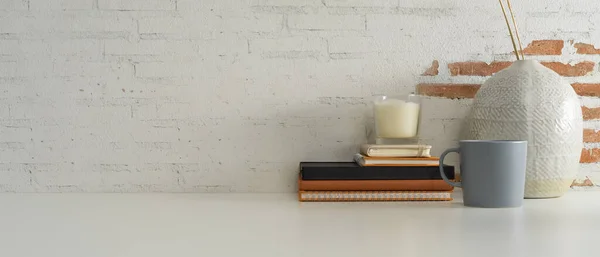 Vue Rapprochée Bureau Domicile Avec Livres Tasses Décorations Espace Copie — Photo