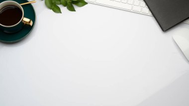 Ofisinde fotokopi alanı, ofis malzemeleri ve kahve fincanı olan beyaz masa manzarası. 