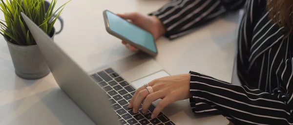 Recorte Tiro Fêmea Trabalhando Com Mock Smartphone Laptop Mesa Trabalho — Fotografia de Stock