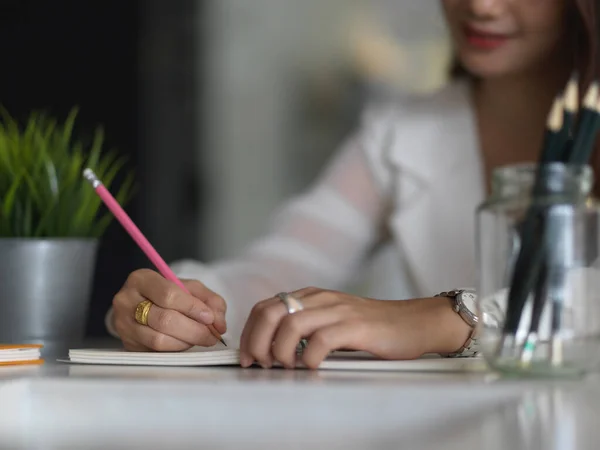 Vue Rapprochée Écriture Main Féminine Sur Ordinateur Portable Avec Crayon — Photo