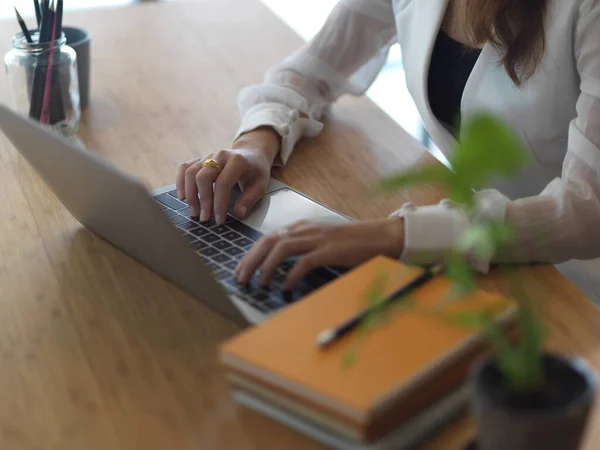 Tiro Cortado Mãos Femininas Digitando Teclado Laptop Mesa Madeira Com — Fotografia de Stock