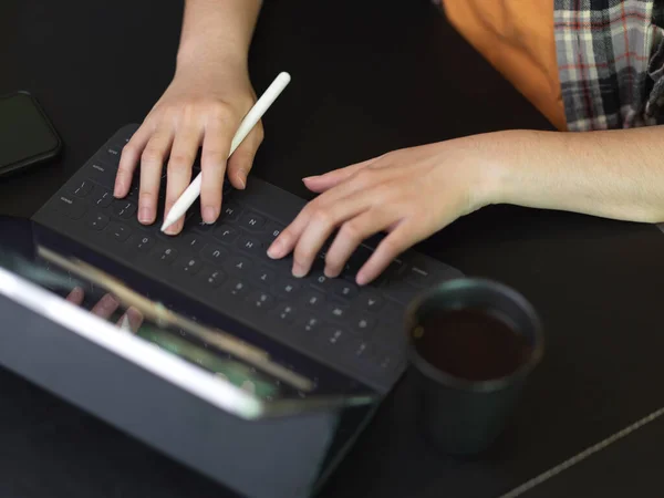 Visão Superior Das Mãos Femininas Digitando Teclado Tablet Mesa Preta — Fotografia de Stock