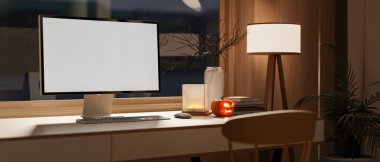 Boş ekran dizüstü bilgisayar ve ahşap masa üzerinde parlayan Cadılar Bayramı balkabağı lambası ve loş pencere aydınlatma odası. Dekorasyon malzemeleri, 3 boyutlu tasarım, 3 boyutlu illüstrasyon.