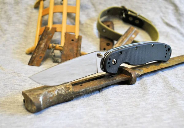 Στρατιωτικό Πτυσσόμενο Μαχαίρι Από Ανοξείδωτο Χάλυβα Αιχμηρή Λεπίδα Μαύρη Λαβή — Φωτογραφία Αρχείου