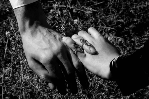 Russisches Paar Händchen Haltend Schöne Ringe Romantisches Fotoshooting — Stockfoto