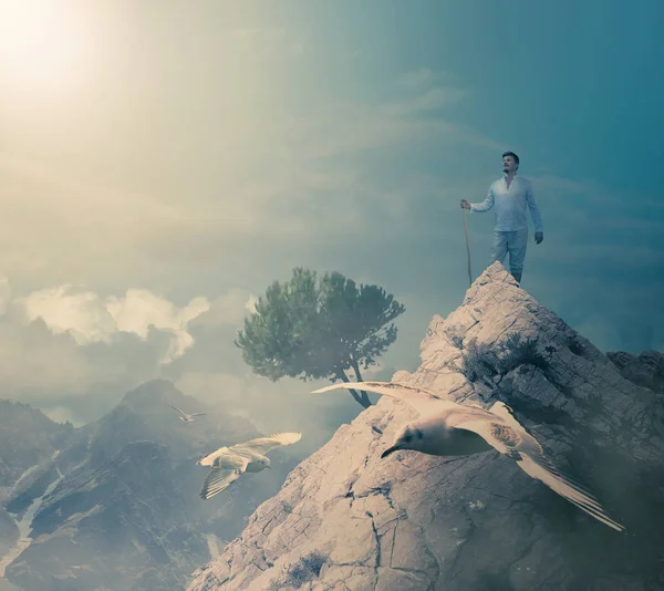 Mann Geht Näher Auf Berggipfel Gott Beten — Stockfoto