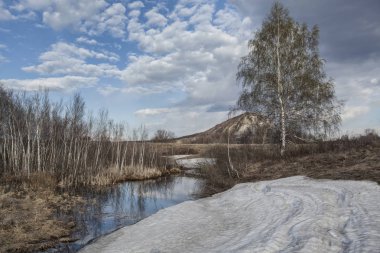 Geçen Nisan Bashkortostan Mount Toratau arka planda kar.