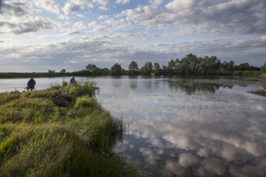 Göl üzerinde doğal gün batımı