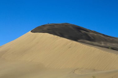 Kazakistan'da şarkı söyleyen bir kumul altın kumları