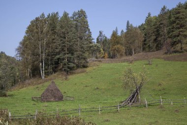 Dağlarda bulunan Başkir köylerinde samanlıklar