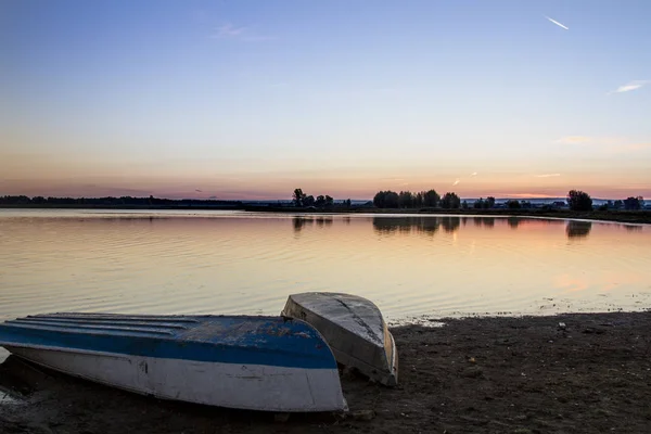 Bateaux Inversés Sur Lac Coucher Soleil — Photo