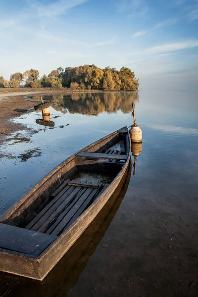 黎明时分湖上的船 — 图库照片