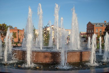 Şehir manzarası. Sterlitamak, Bashkortostan 'ın tarihi merkezinde bir çeşme.