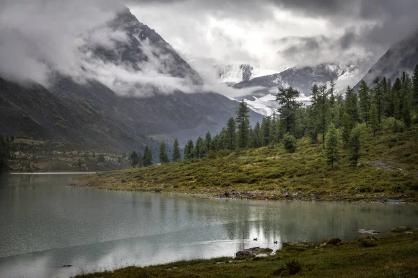 Λίμνη Akkem Στους Πρόποδες Του Βουνού Belukha Στο Altai Αντανάκλαση — Φωτογραφία Αρχείου
