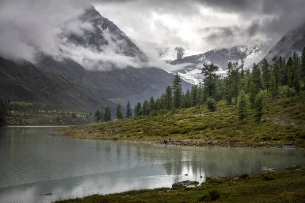 アルタイのBelukha山のふもとにAkkem湖 水の中の山の反射 低い雲のカバー — ストック写真