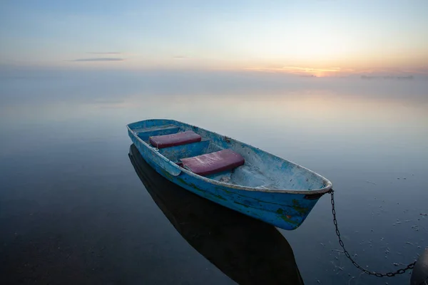 Mistige Zonsopgang Het Meer Oude Boot Bij Kust — Stockfoto