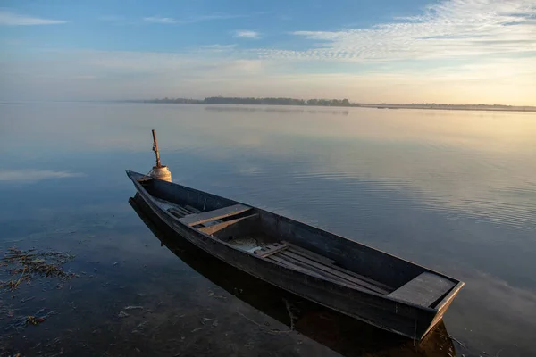 Vroege Mistige Ochtend Het Meer Een Eenzame Boot Aan Kust — Stockfoto