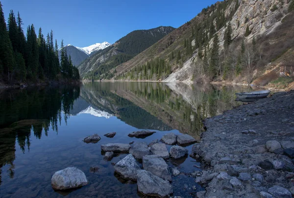 Montanha Lago Contra Fundo Picos Cobertos Neve Uma Floresta Densa — Fotografia de Stock