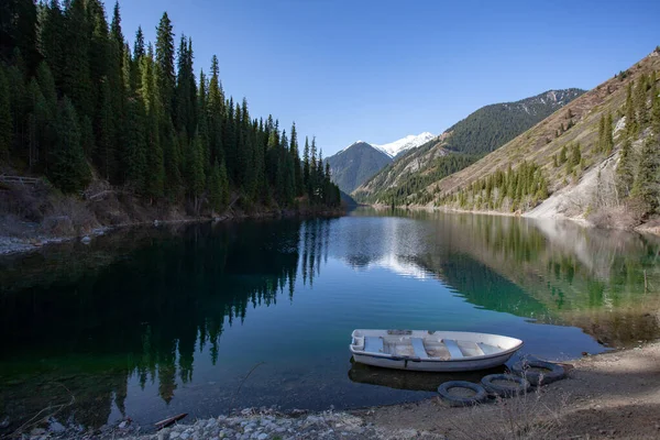 Lago Alpino Kolsay Cazaquistão Encostas Das Montanhas Cobertas Floresta Conífera — Fotografia de Stock