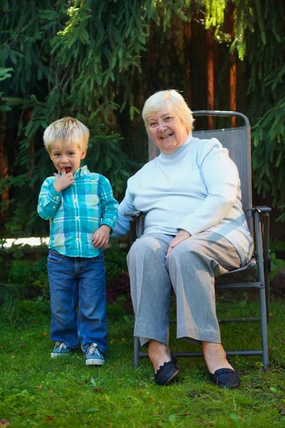 Letni Wieczór Babcia Wnuk — Zdjęcie stockowe