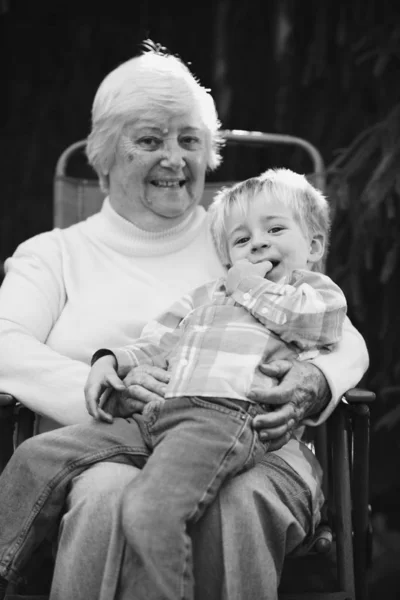 Noche Verano Abuela Nieto Retrato Blanco Negro —  Fotos de Stock