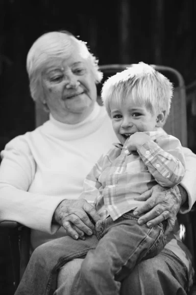 Soirée Été Grand Mère Petit Fils Portrait Noir Blanc — Photo