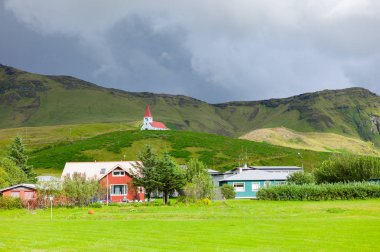 Dağlarda İzlanda köyünün geleneksel görünümü