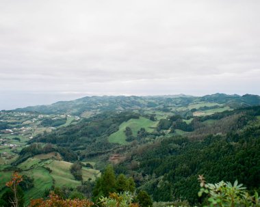 Yaz aylarında güzel dağ manzarası. Çimenli yamaçtan panoramik manzara. Bulutlu gökyüzü ile harika bir hava