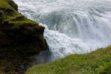 Yaz aylarında tipik İzlanda şelalesi