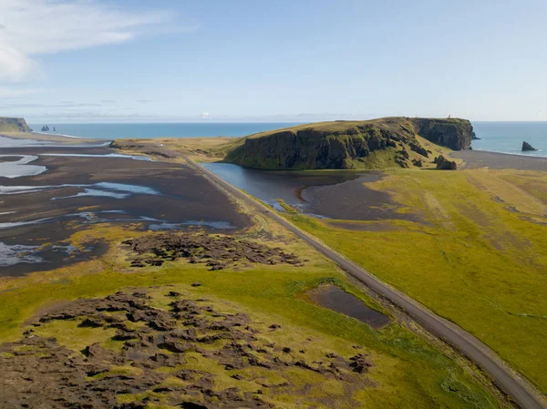 Playa Arena Negra Hierba Verde Mar Azul Islandia — Foto de Stock