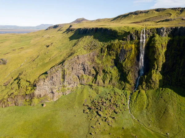 典型的冰岛瀑布在夏季 — 图库照片