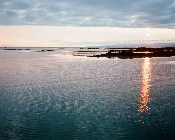 美しい赤い夕日太陽が海に沈む 海の反射 太陽の光線 — ストック写真