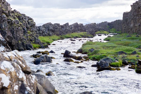 Mountain River Bewolkt Zomer Weer — Stockfoto