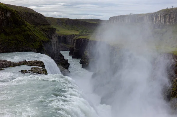 Yaz aylarında tipik İzlanda şelalesi