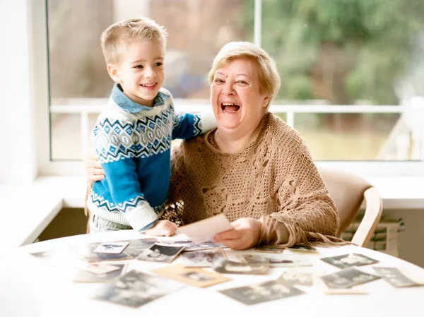 祖母和孙子翻阅旧照片 — 图库照片