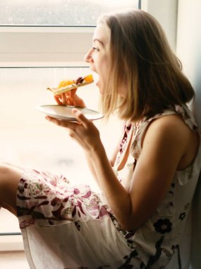 Ev mutfağında şeftali tart pişirme genç kadın