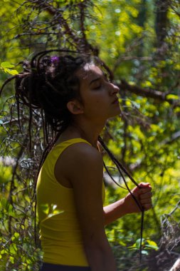 yaz ormanda dreadlocks ile güzel kız