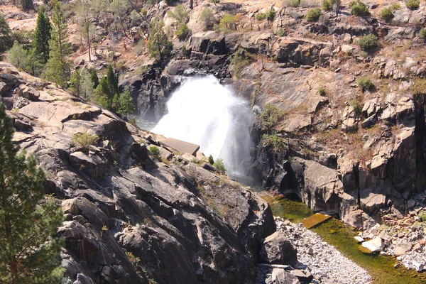 Wasser sprudelt aus hetch hetchy Damm, Yosemite-Nationalpark — Stockfoto