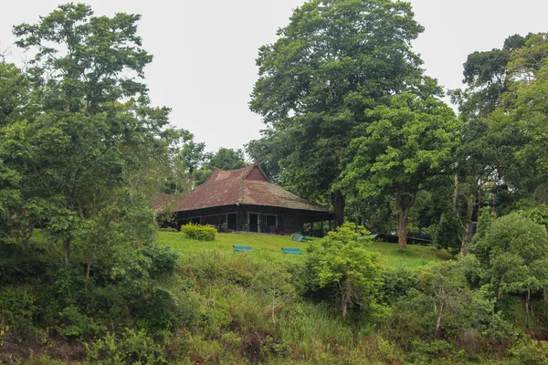 Гостьовий будинок у центрі озера Періяр в національному парку Періяр і заповідник дикої природи, Теккаді, Керала, Індія — стокове фото