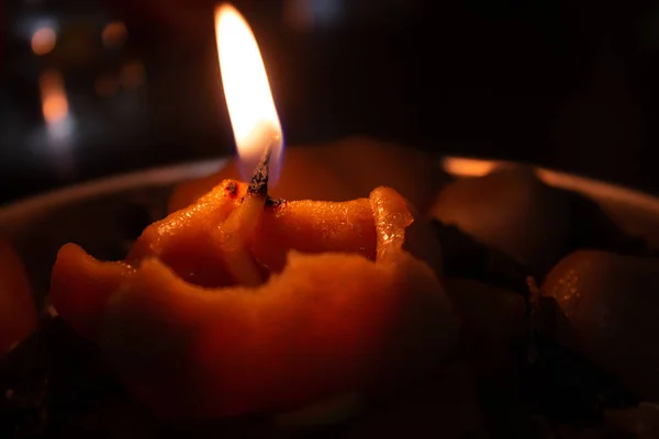 Lit lâmpadas durante as orações a Deus oferecendo comida durante o festival indiano — Fotografia de Stock